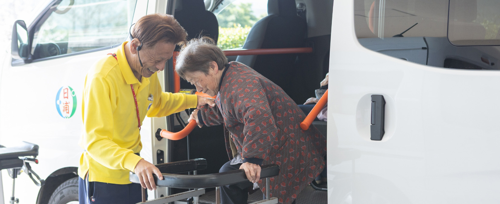 送迎車にて当施設までお越しいただけます。