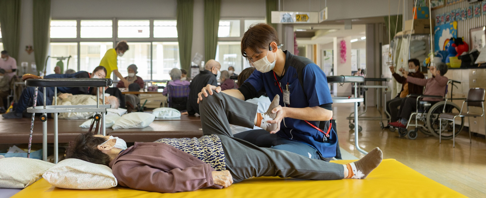 理学療法士によるリハビリのようす