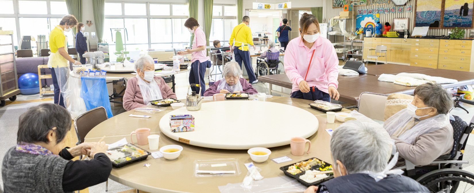 多目的ホールでの食事