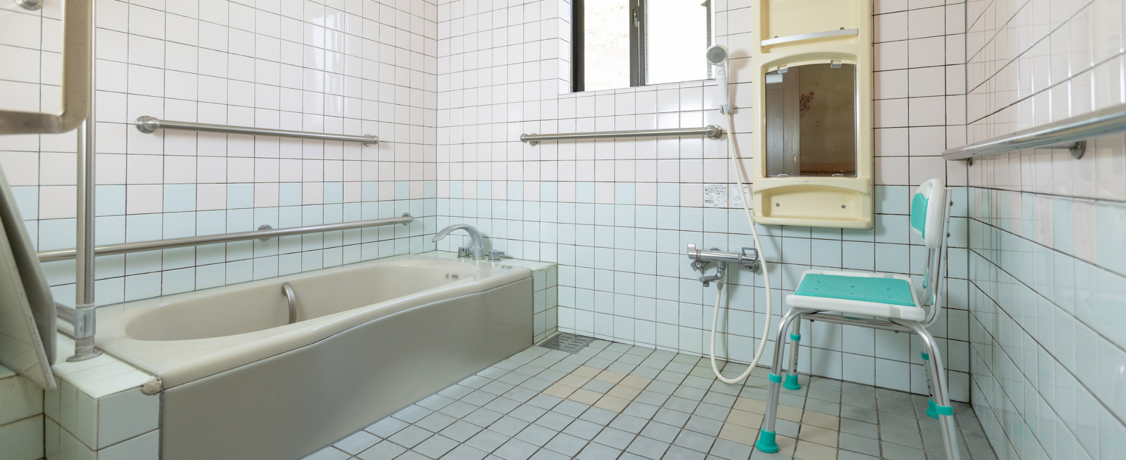 充分な広さで清潔感のある浴槽や洗い場