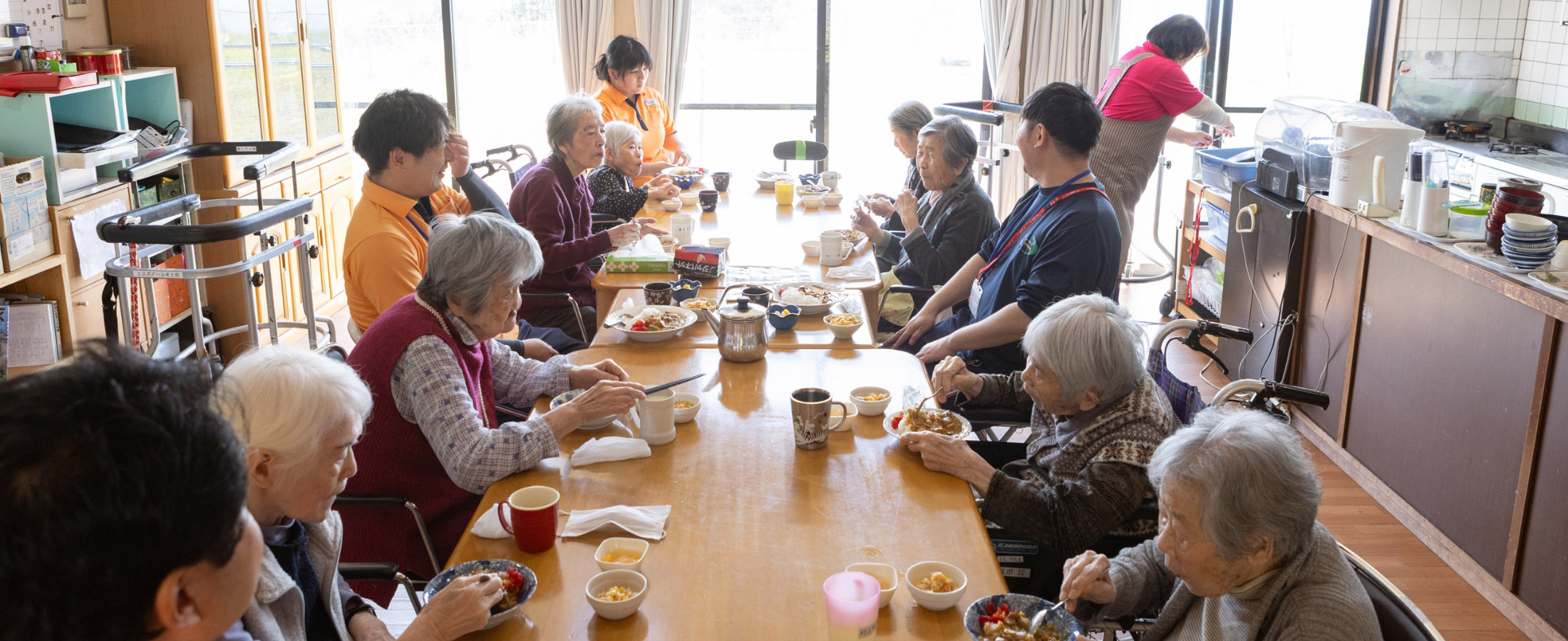 職員と利用者様が一緒に食卓を囲みます