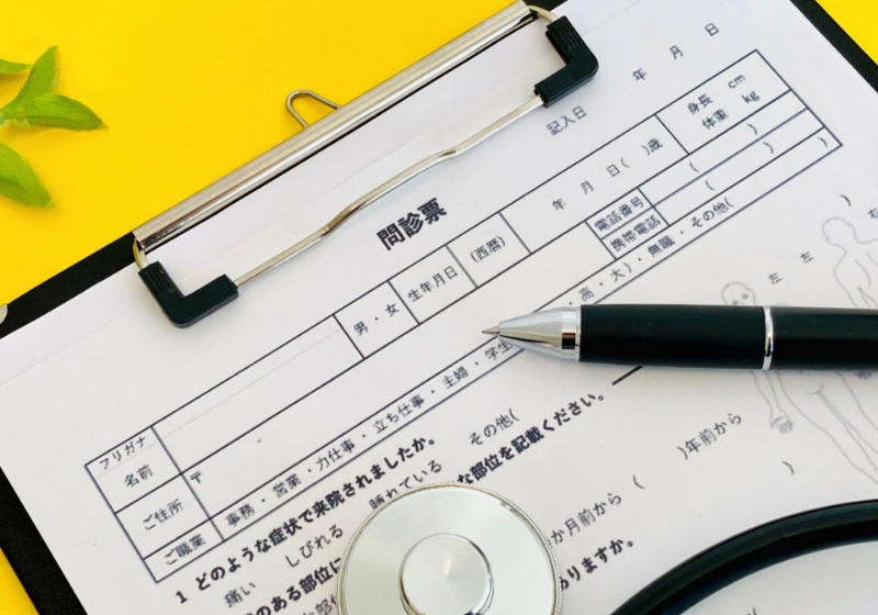 問診票に記入する